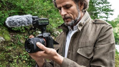 Full-frame camera with 5-axis image stabilization | ILCE-7M2